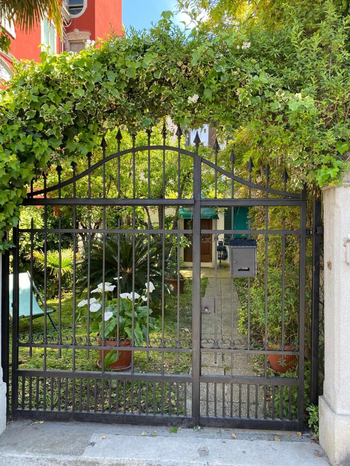 Rose House With Private Garden Lägenhet Venedig-Lido Exteriör bild